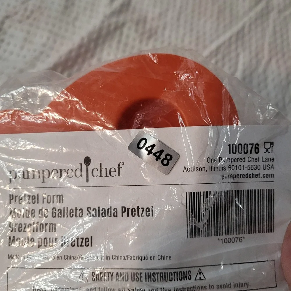 Pampered Chef Pretzel Form‎ 100076 Orange Kitchen Baking Tool Dough Press Mold